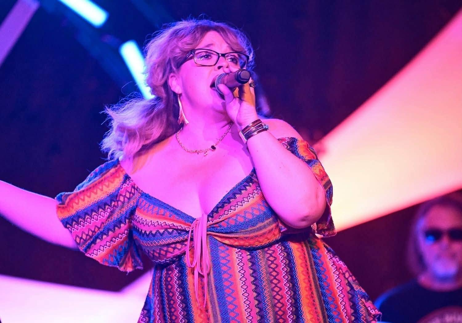 Amanda, lead vocals